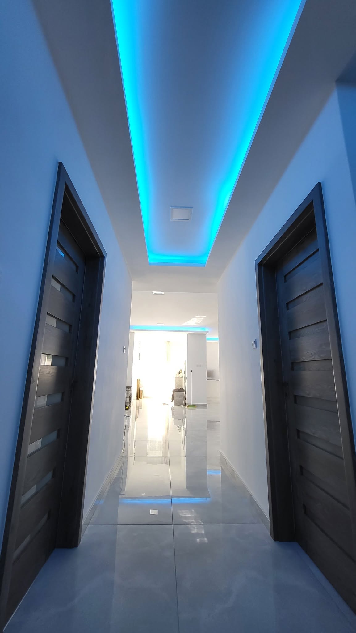 LED-es folyosó – Egyedi álmennyezeti fénycsatornával